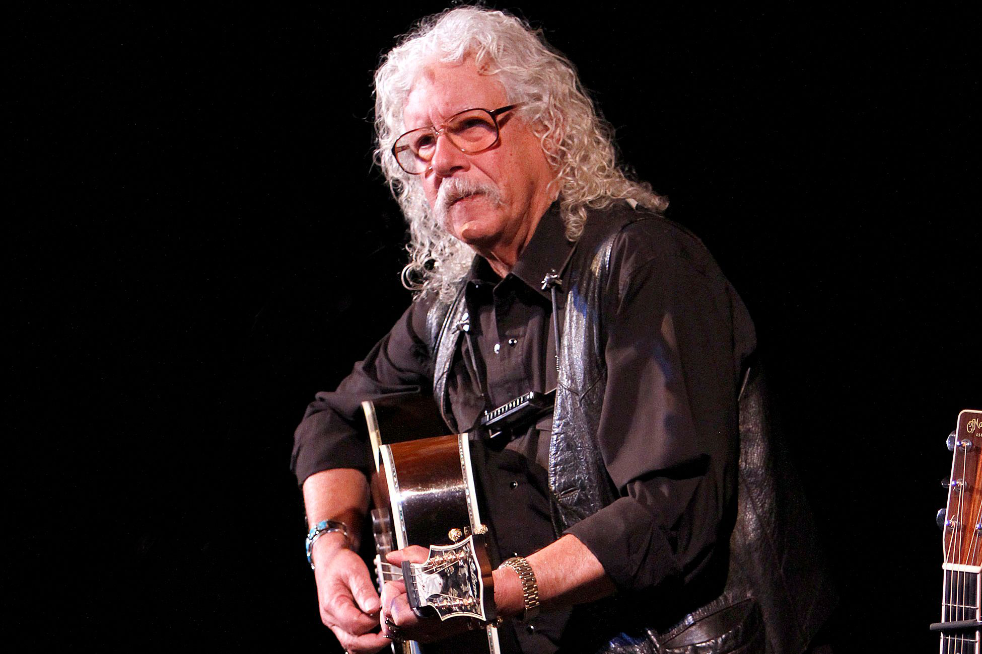 Beloved Folk Singer Arlo Guthrie Forced to Retire Due To Medical Issues