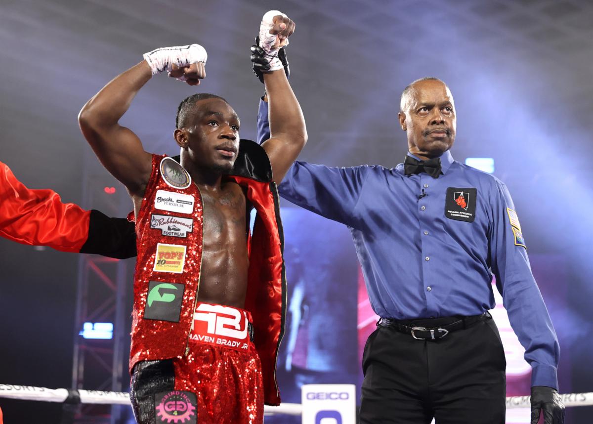Split-T Management Triumvirate Remain Perfect and Score Knockouts on Saturday Night Brady, Navarro and Katzourakis all get Stoppages – Boxing News - Vimarsana News